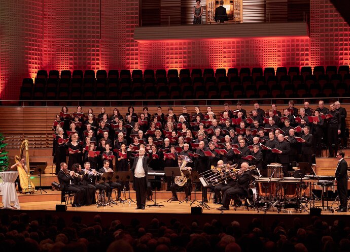 Die Konzertbesucher singen Stille Nach im KKL Luzern | © Obrasso Concerts